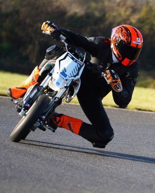 🔥YCF SM F155 🔥 Pokud hledáš ostrý supermotard do 60 tisíc, který už v základu nabízí komponenty jako závodní speciál, tak...