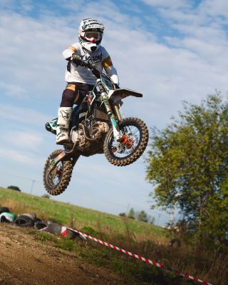 🏁 Naše pitbiky nejsou jen marketingovým lákadlem pro děti – přináší i reálné výsledky! 🔥 Důkazem je český závodník Dominik...