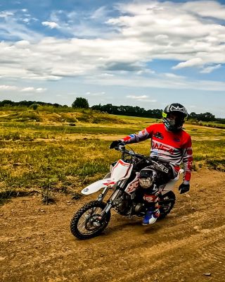 „I s malým kašpárkem jde zahrát velké divadlo. 🎭🔥 A u pitbiků to platí dvojnásob.“