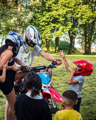„Někdy je o naše motorky doslova bitva! 🔥🏁 A my se vůbec nedivíme… kdo jednou zkusí YCF, už nechce jinak.“